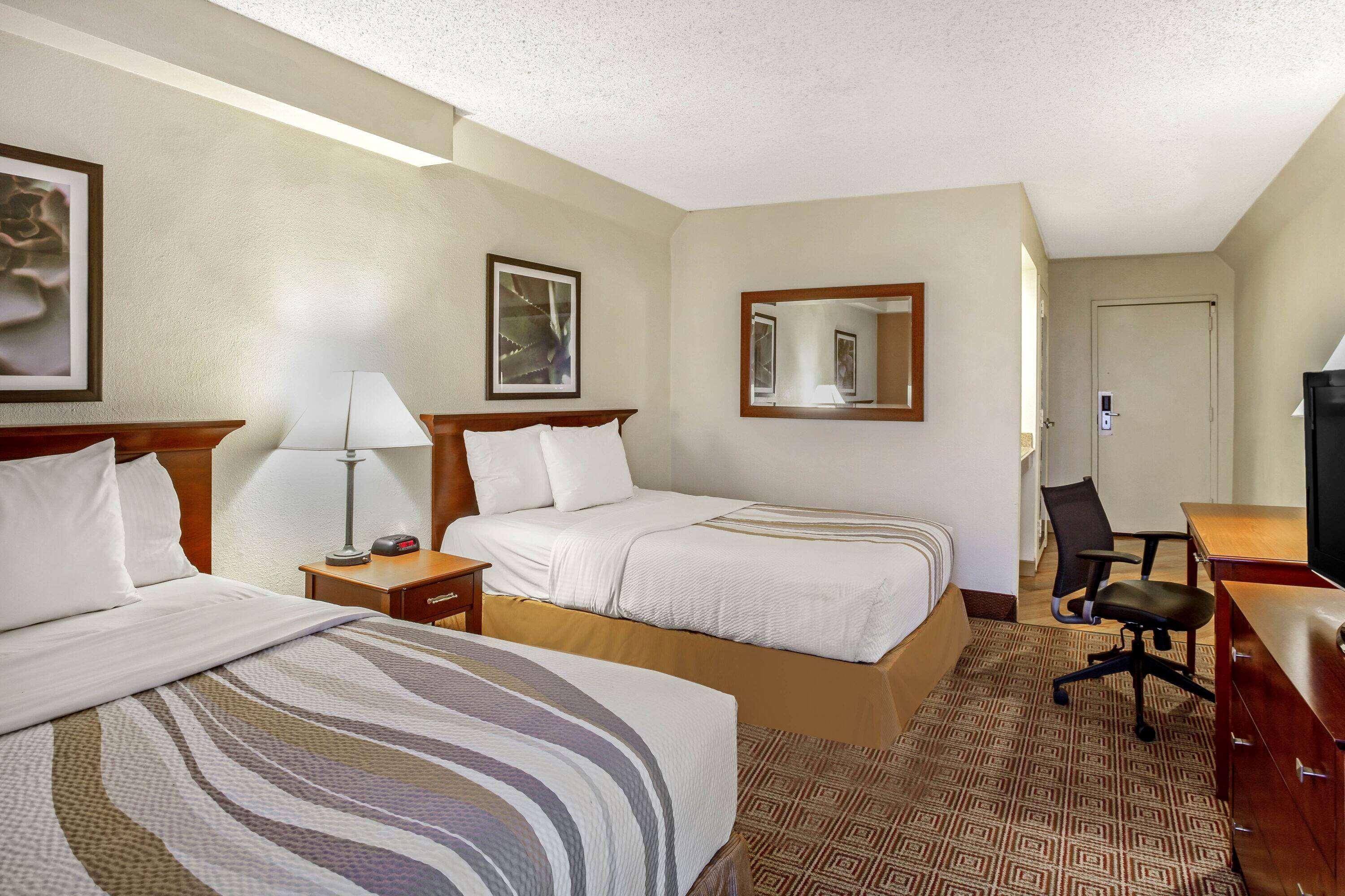 La Quinta By Wyndham Stamford / New York City Exterior photo