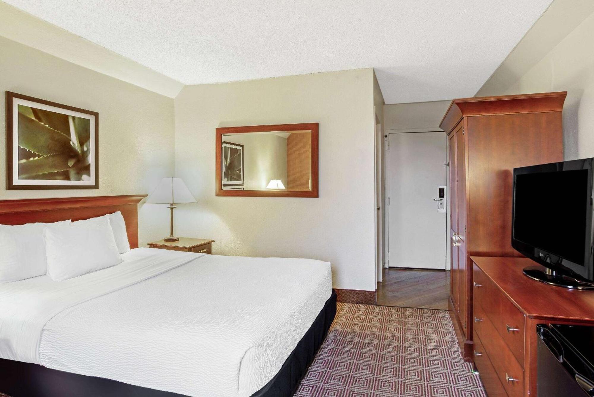 La Quinta By Wyndham Stamford / New York City Exterior photo