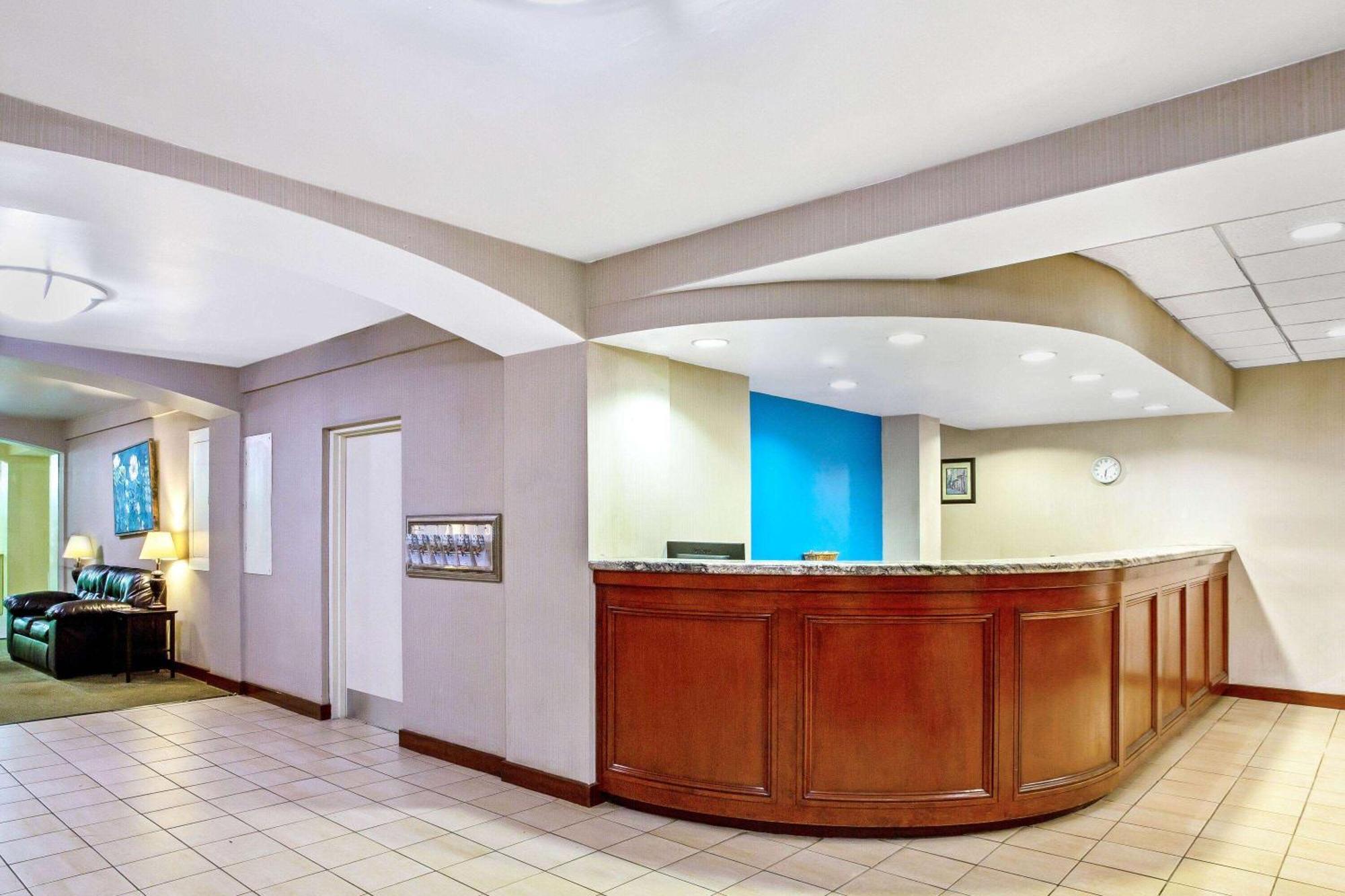 La Quinta By Wyndham Stamford / New York City Exterior photo